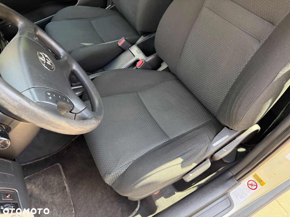 Toyota Avensis - 36