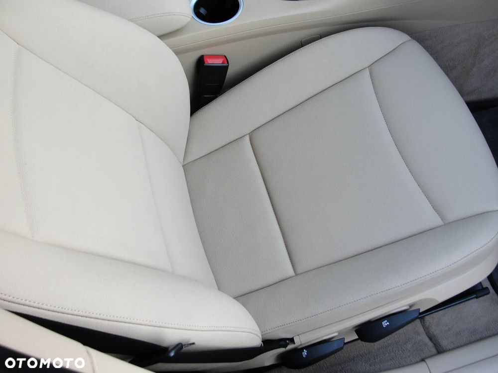 BMW X1 sDrive18d xLine - 33