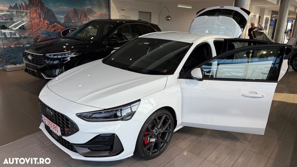 Ford Focus 2.3 Ecoboost 6MT ST X - 16
