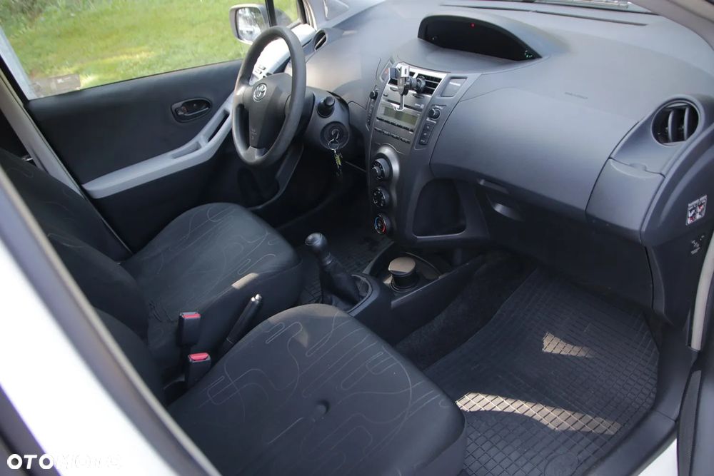 Toyota Yaris VAN - 9