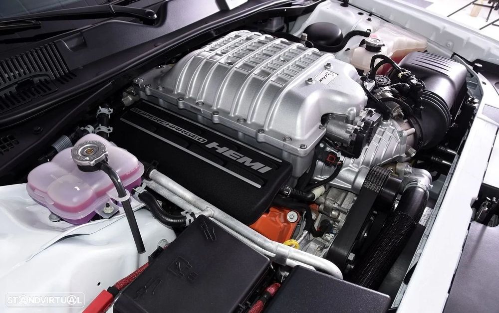 Dodge Challenger Auto SRT Hellcat - 11