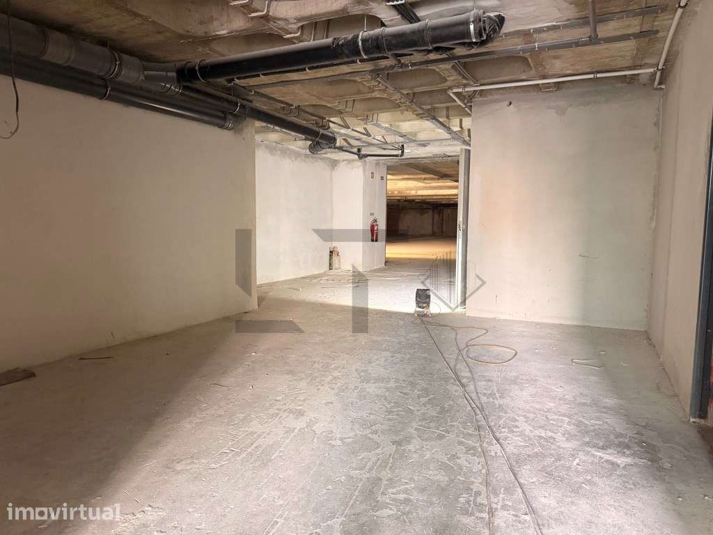 Loja Comercial com 940m2 e Garagem para Arrendamento na Av. 5 de Ou... - Grande imagem: 5/14