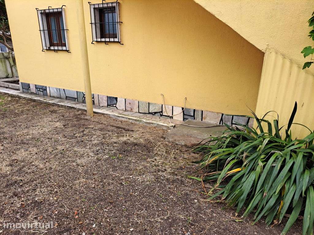 Moradia terrea com 2 quartos e pequeno logradouro - Grande imagem: 3/25