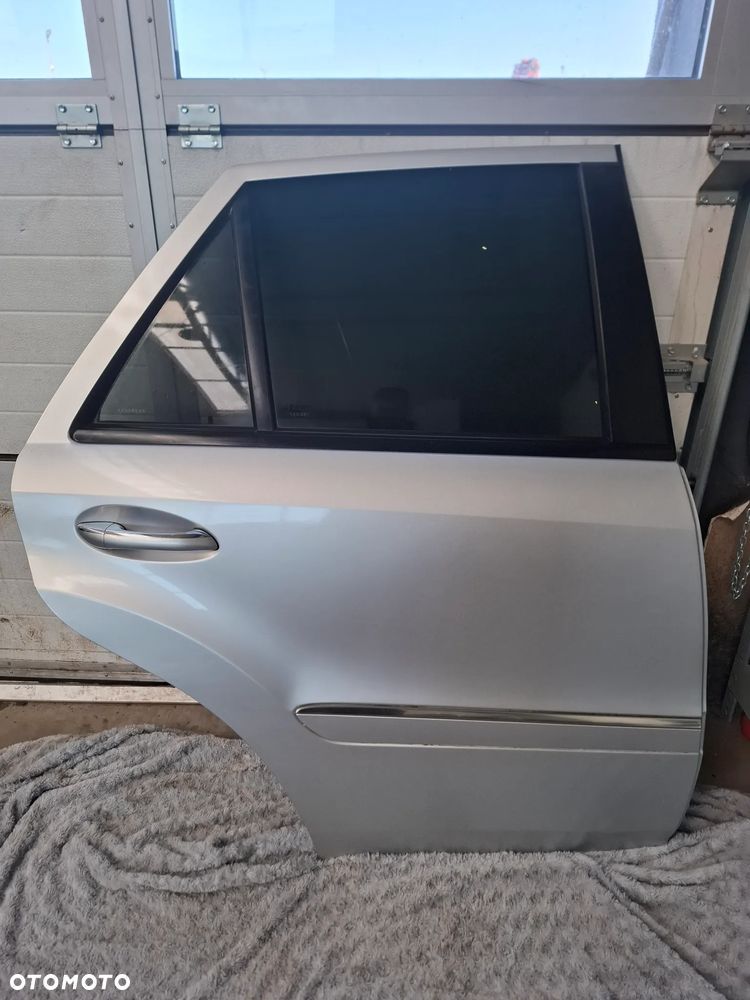 MERCEDES ML W164 DRZWI PRAWY TYL 775 - 1