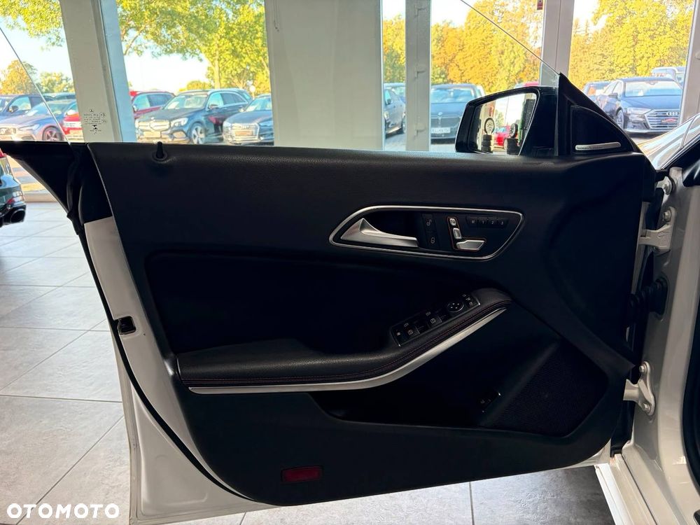 Mercedes-Benz CLA 220 4-Matic AMG Line - 26