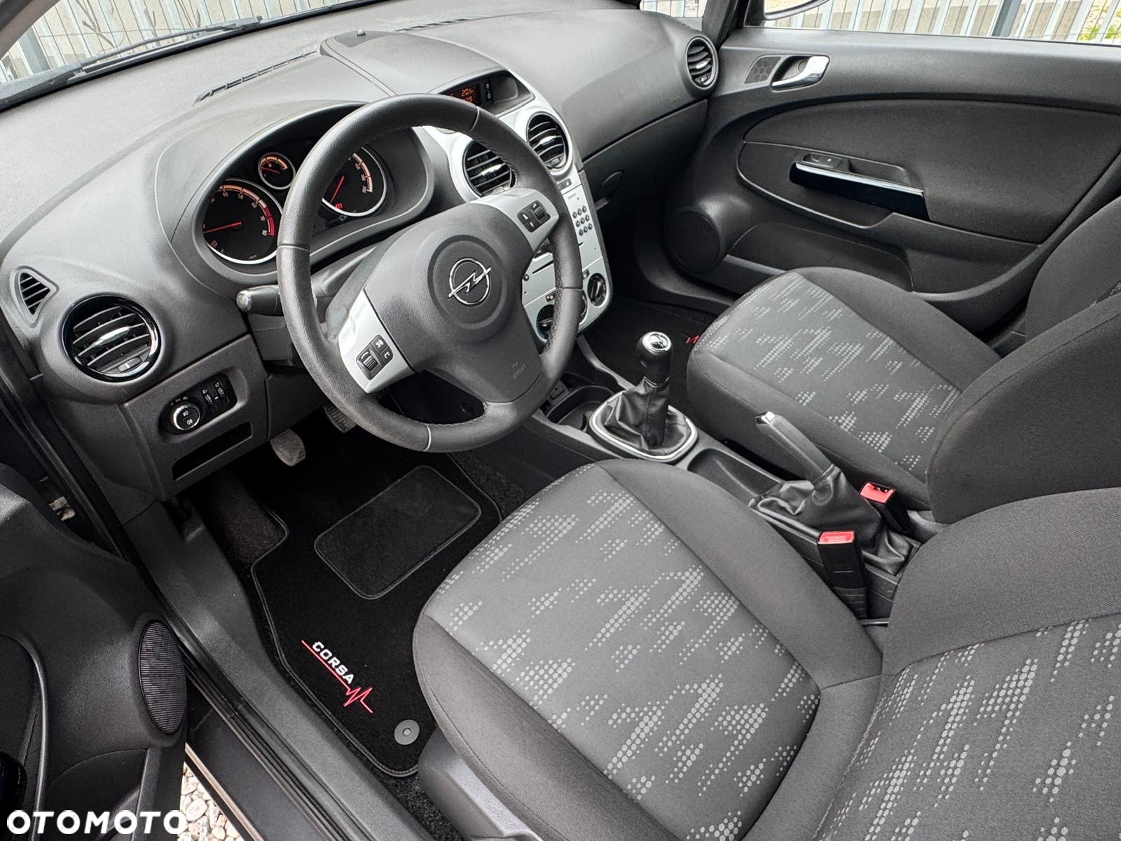 Opel Corsa 1.4 16V Cosmo - 19