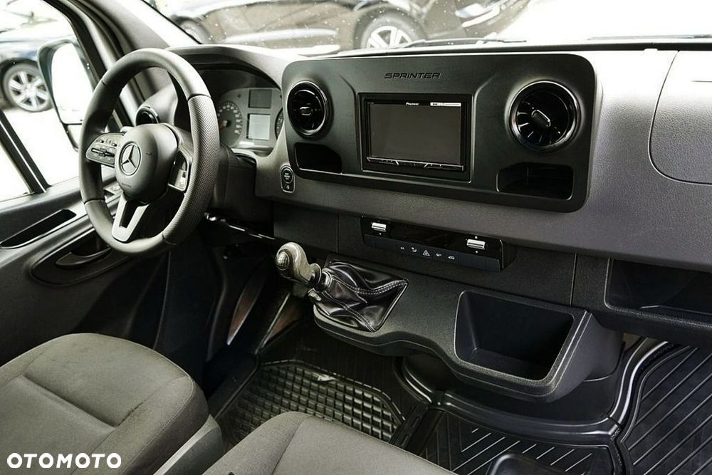 Mercedes-Benz Sprinter - 25