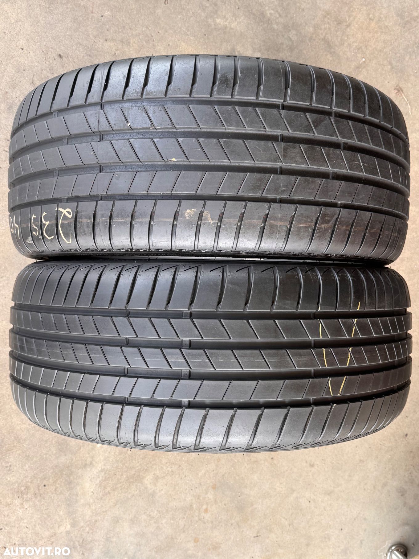 Vând 2 anvelope 235/40/19 bridgestone de vară ca noi - 1