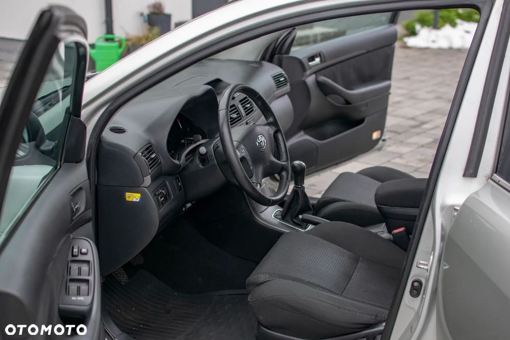 Toyota Avensis - 27