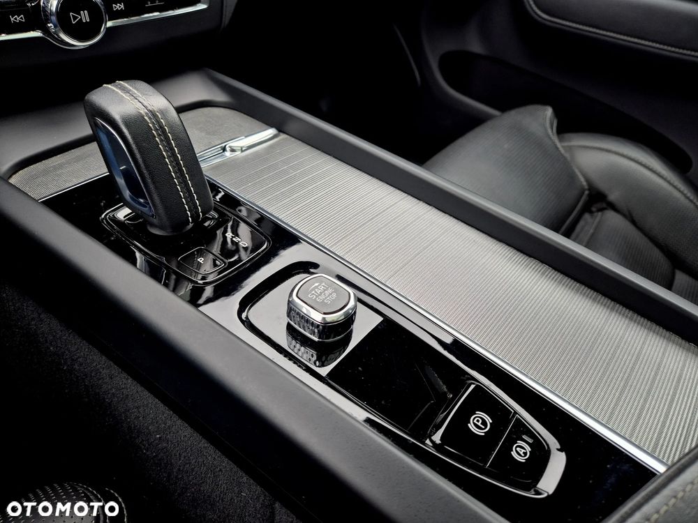 Volvo XC 60 T6 Plug-In Hybrid AWD Plus Dark - 18