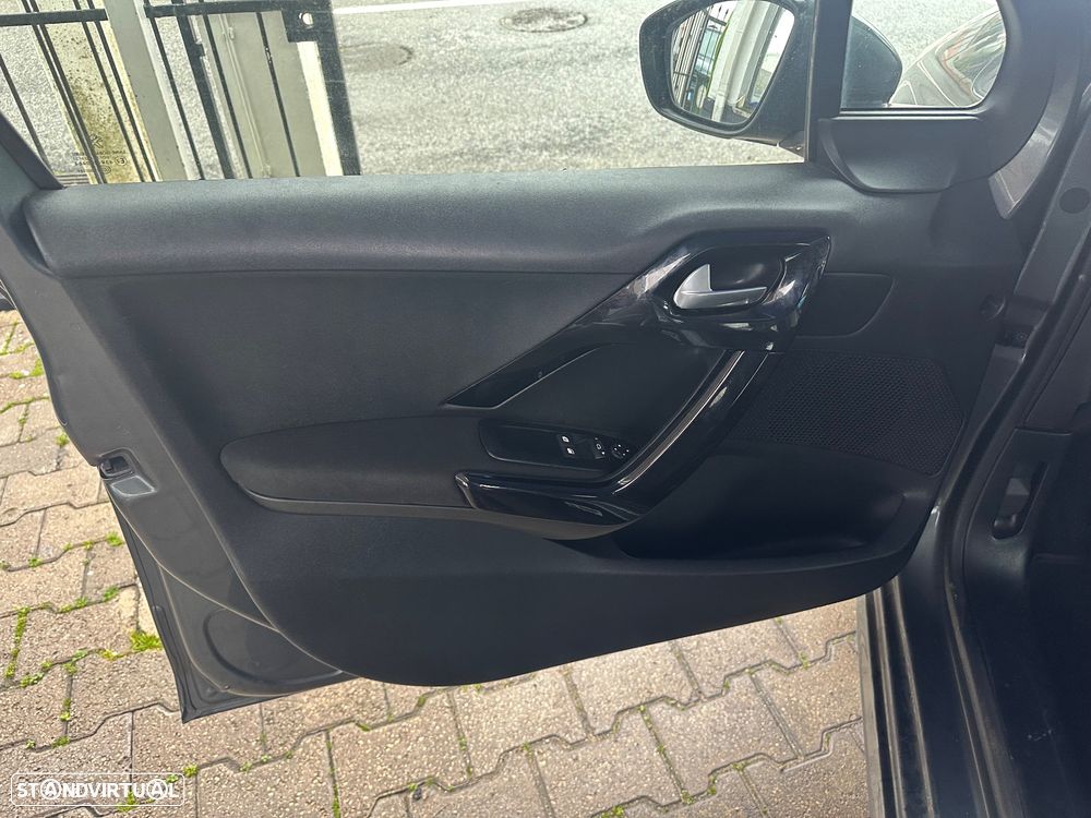 Peugeot 208 1.2 VTi SE Style - 12