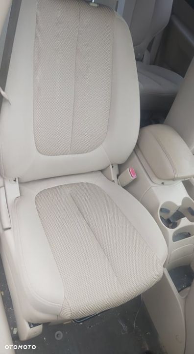 KIA CARENS III 2,0 crdi rozrusznik - 9