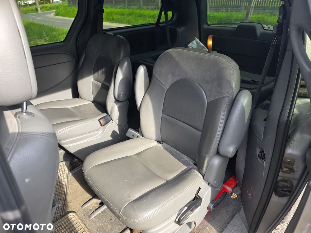 Chrysler Town & Country - 4