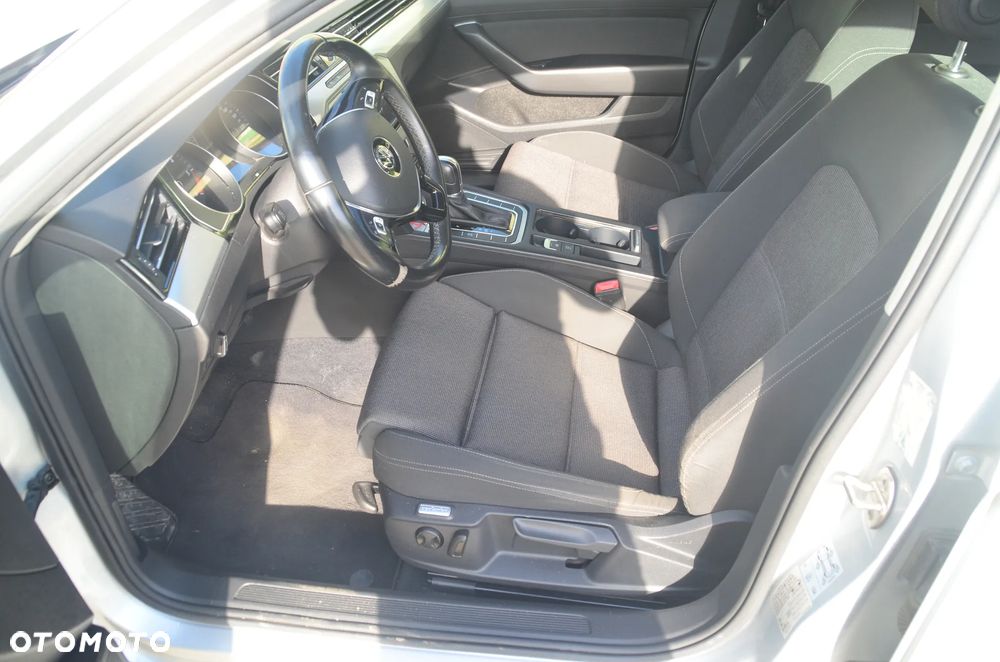 Volkswagen Passat - 16