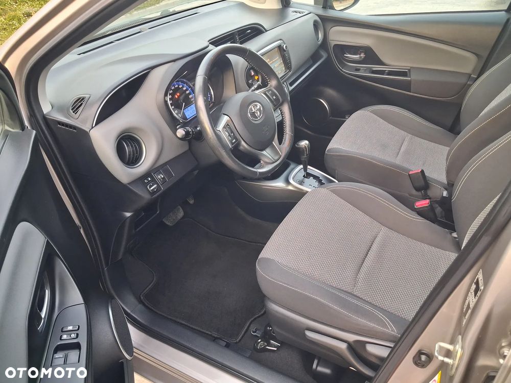 Toyota Yaris Hybrid 100 Dynamic - 10