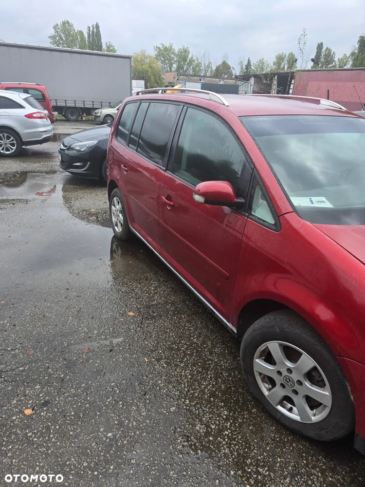 Volkswagen Touran 2.0 TDI Trendline DSG - 2