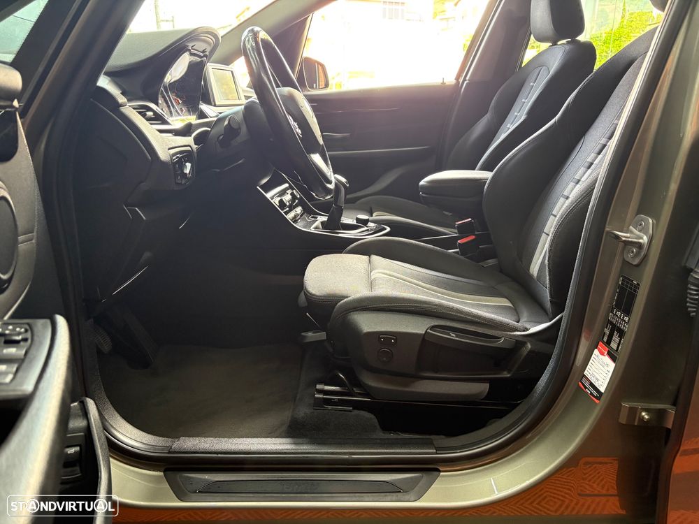 BMW 218 Active Tourer d Line Sport - 32