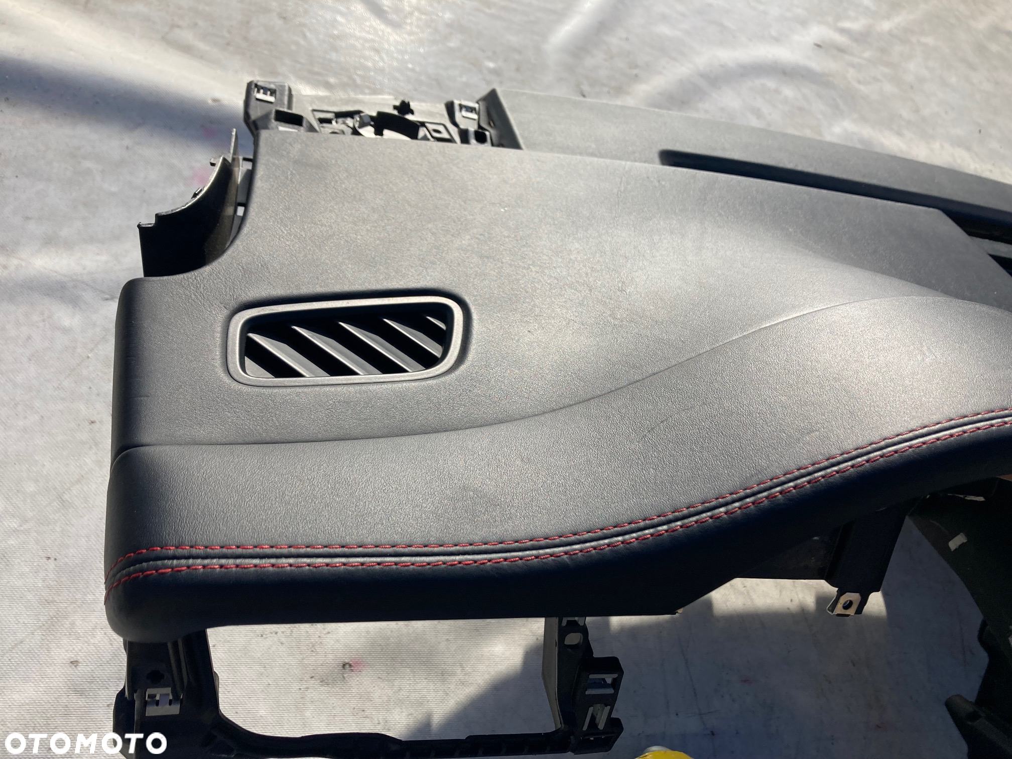 PORSCHE MACAN 95B DESKA SKÓRA CZERWONA NIĆ KONSOLA KOKPIT PULPIT PÓŁKA PARAPET DASHBOARD AIR BAG PODUSZKA POWIETRZNA KIEROWCY PASAŻERA AIRBAG PASY PAS SEATBELTS Oryginał !!! - 2