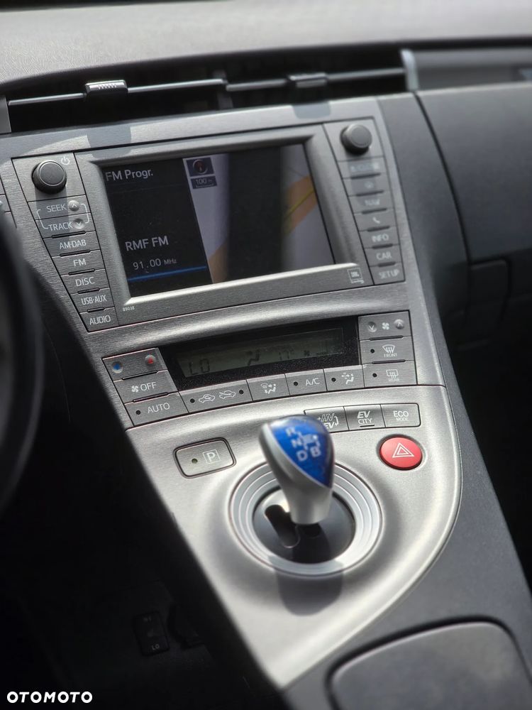 Toyota Prius 1.8 HSD Prestige - 8
