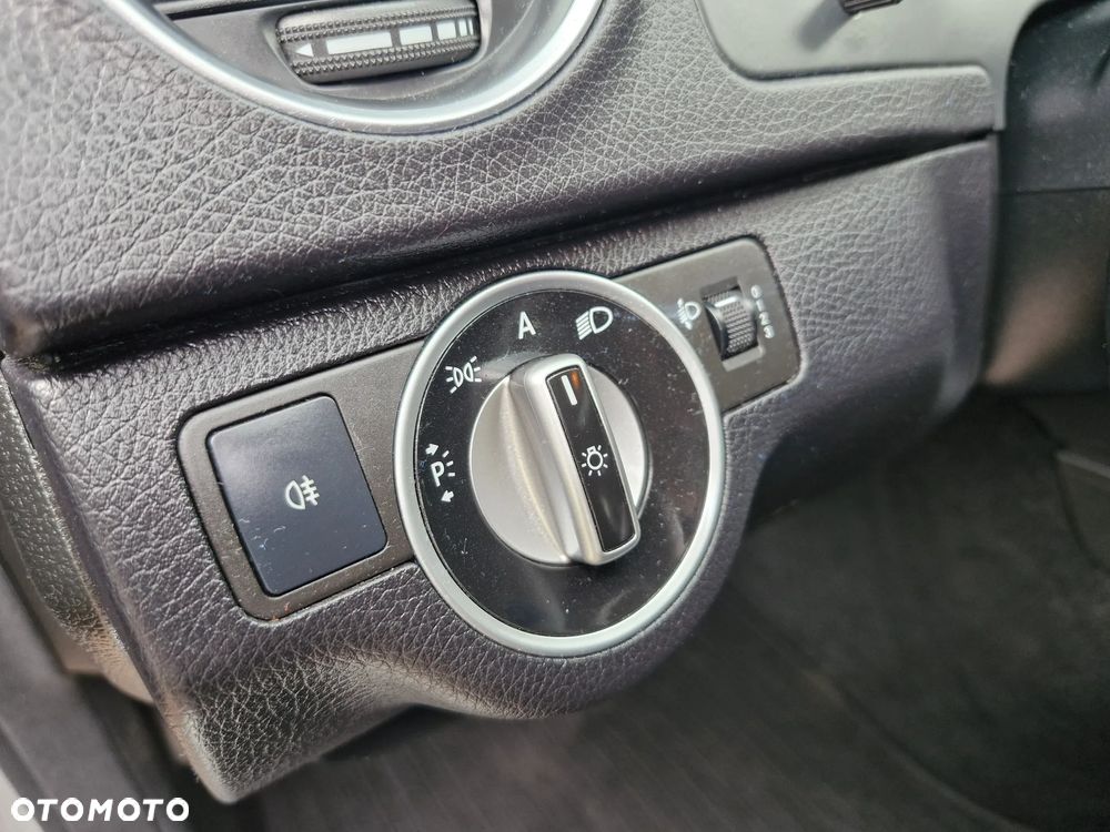 Mercedes-Benz Klasa C 180 CGI BlueEFFICIENCY Avantgarde - 29