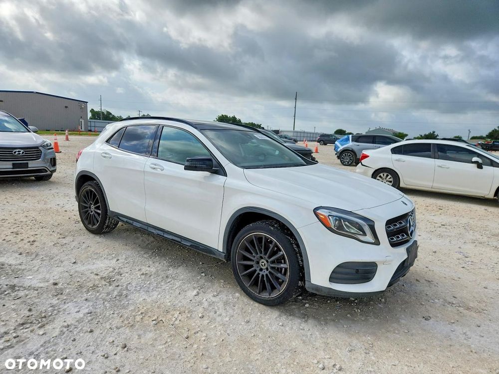 Mercedes-Benz GLA - 4