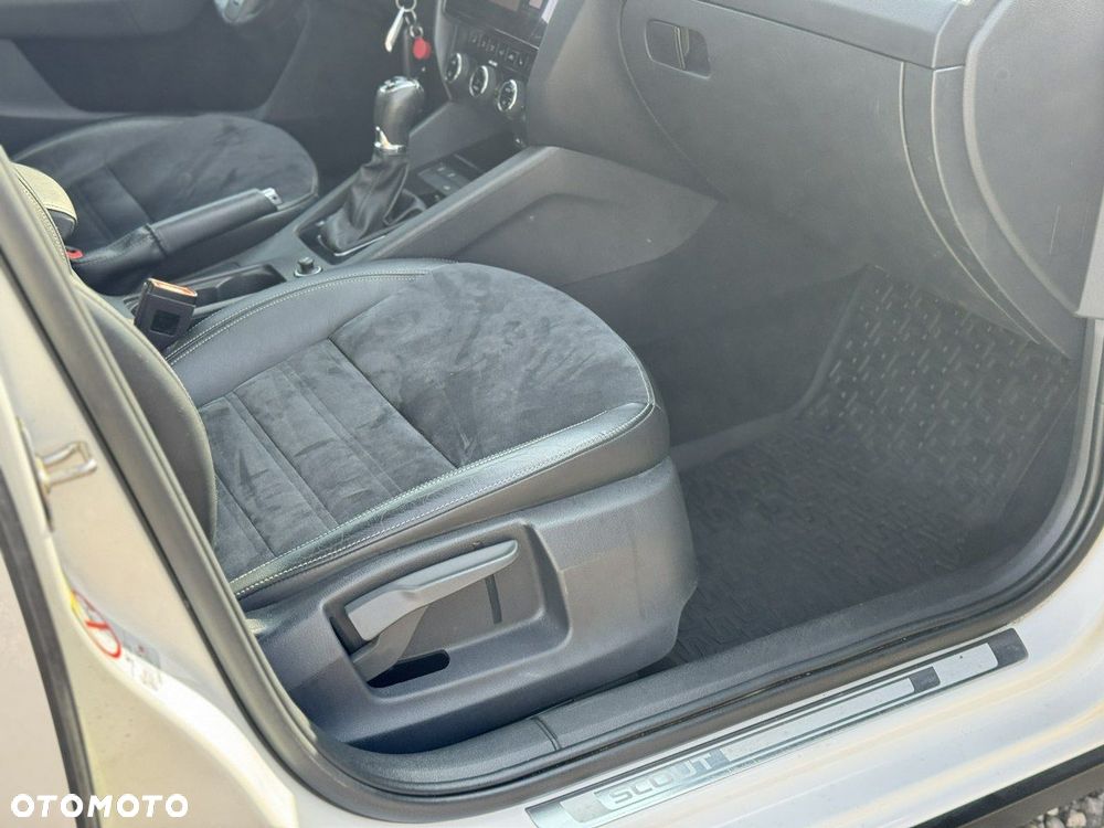 Skoda Octavia Combi 2.0 TDI 4x4 DSG Scout - 38