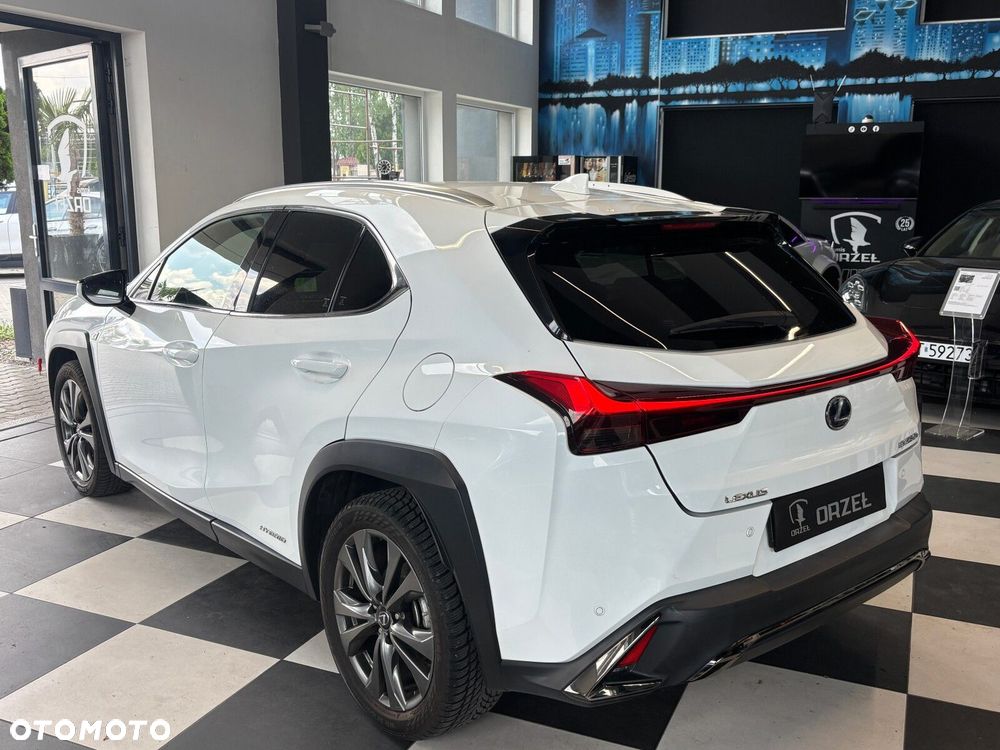 Lexus UX - 4