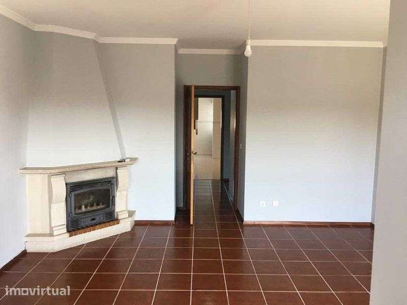 arrenda-se T4+1 duplex - Bustos - Grande imagem: 2/12