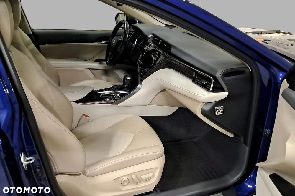Toyota Camry Executive - 17