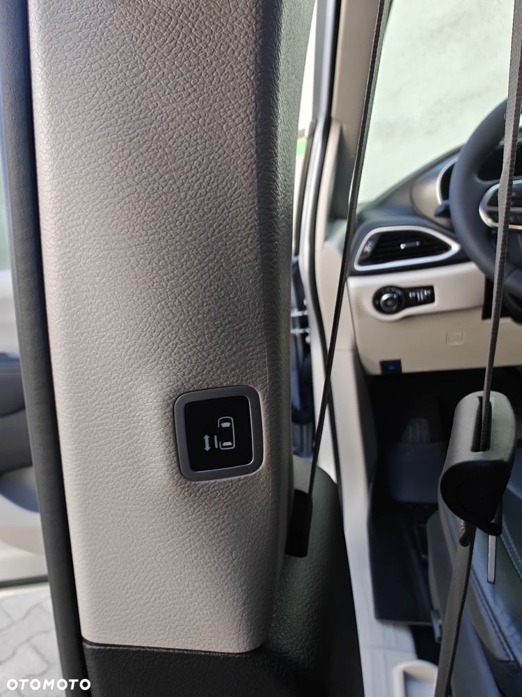 Chrysler Pacifica - 16