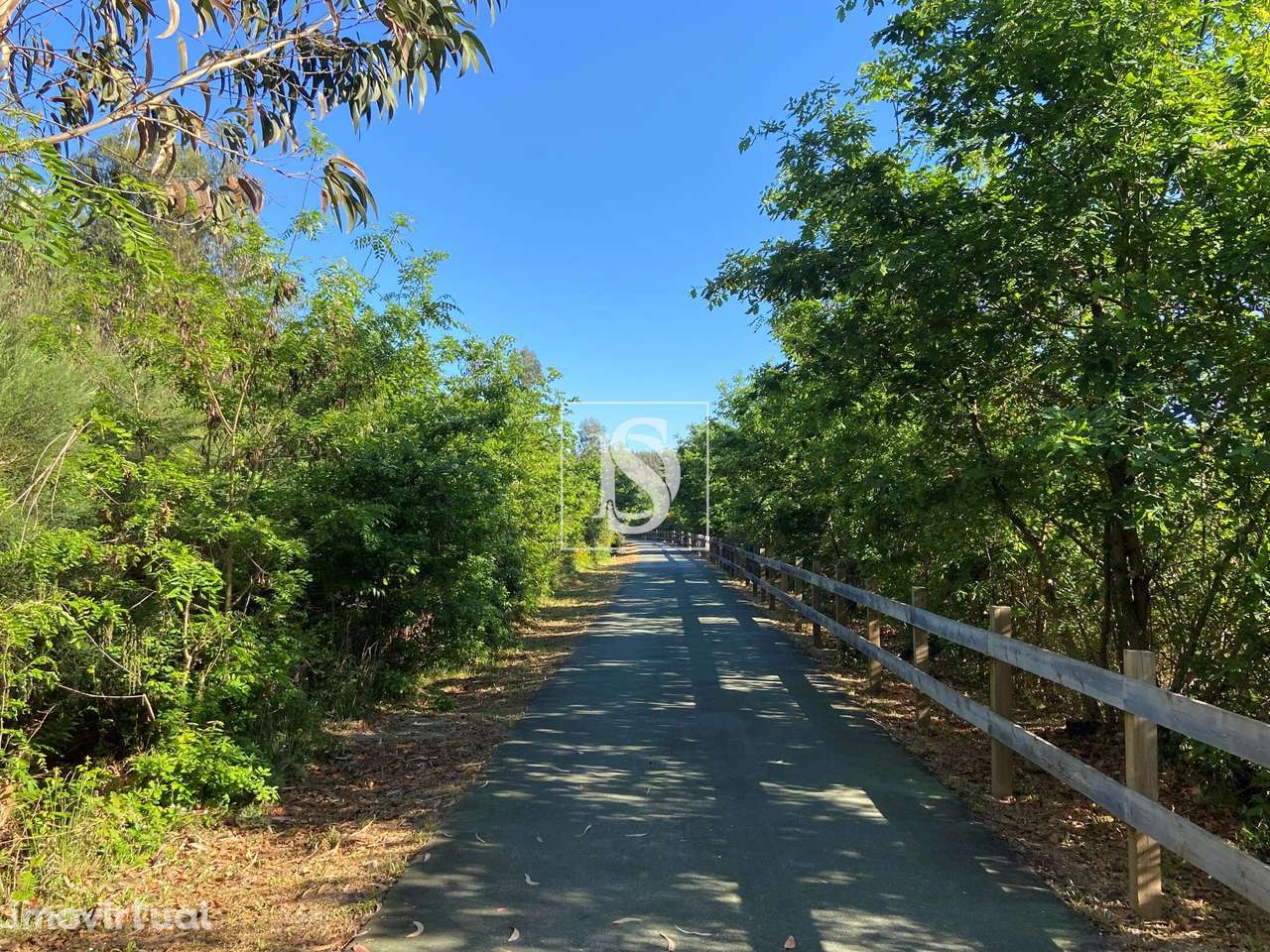 Terreno junto ao rio Dinha - Grande imagem: 3/16