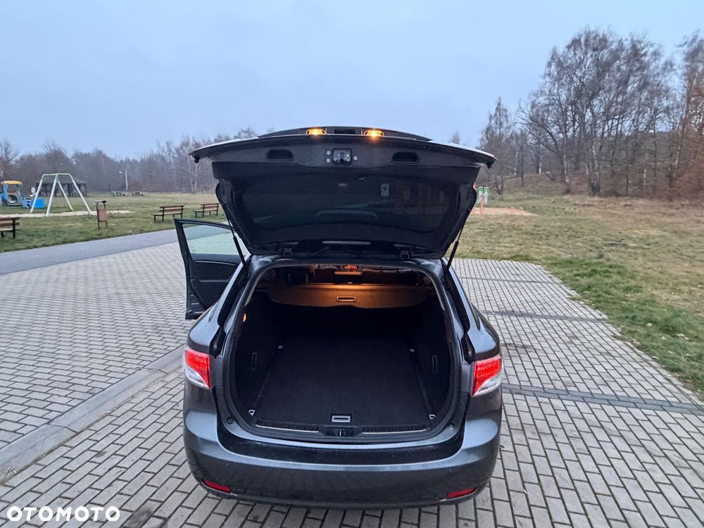 Toyota Avensis 1.6 - 8