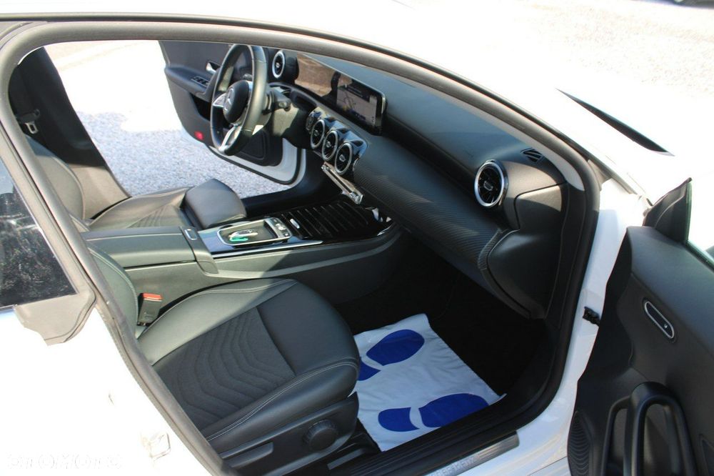 Mercedes-Benz CLA - 12