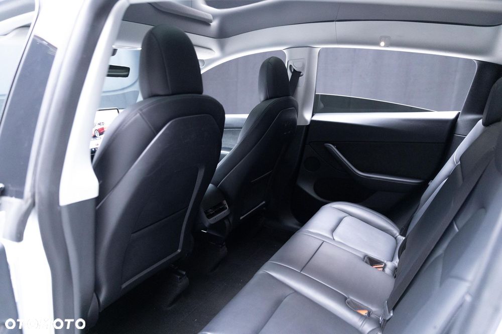 Tesla Model Y Long Range AWD - 15