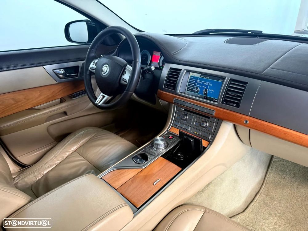 Jaguar XF 3.0 D V6 Premium Luxury - 8