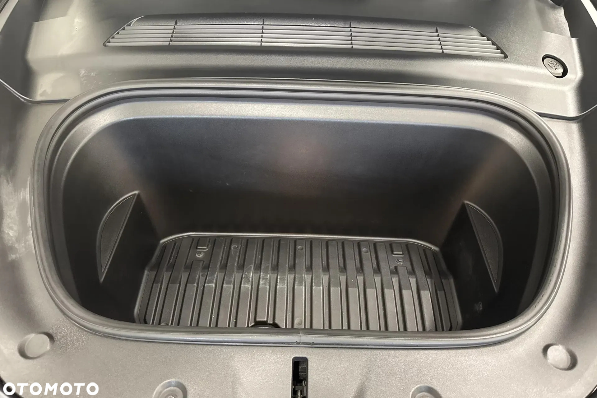 Tesla Y Long Range AWD - 10