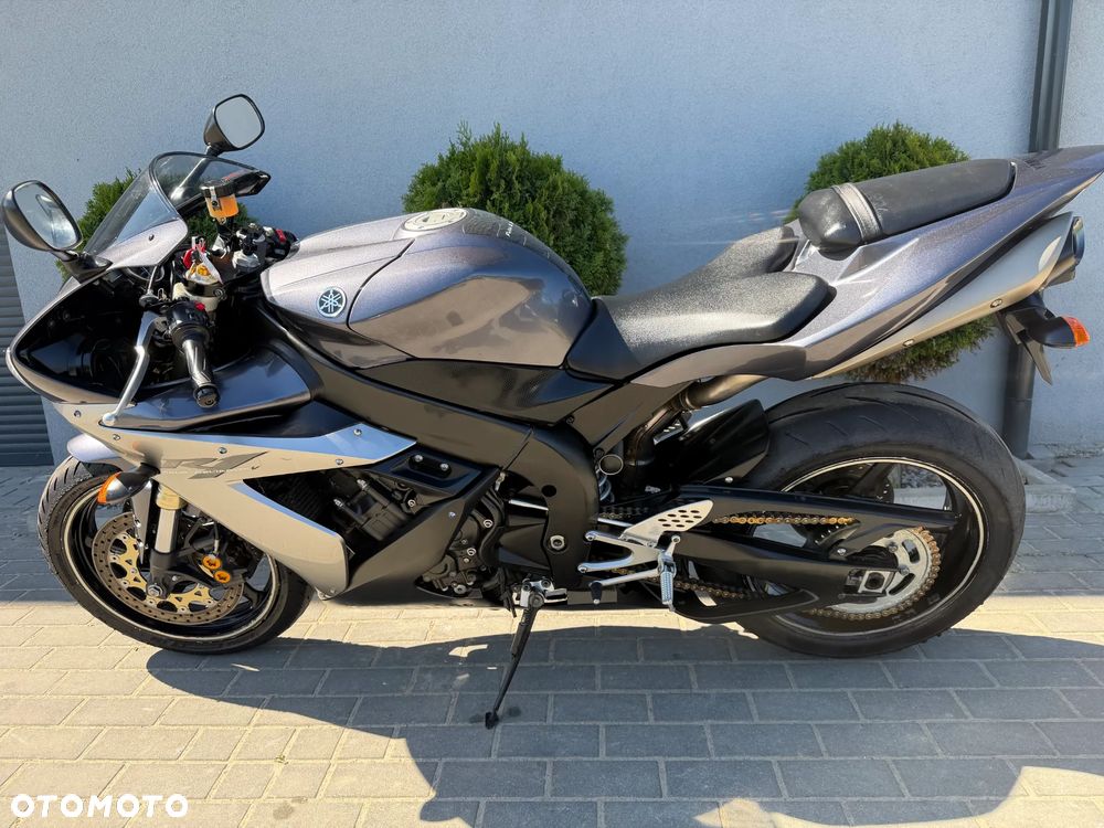 Yamaha R1 - 30