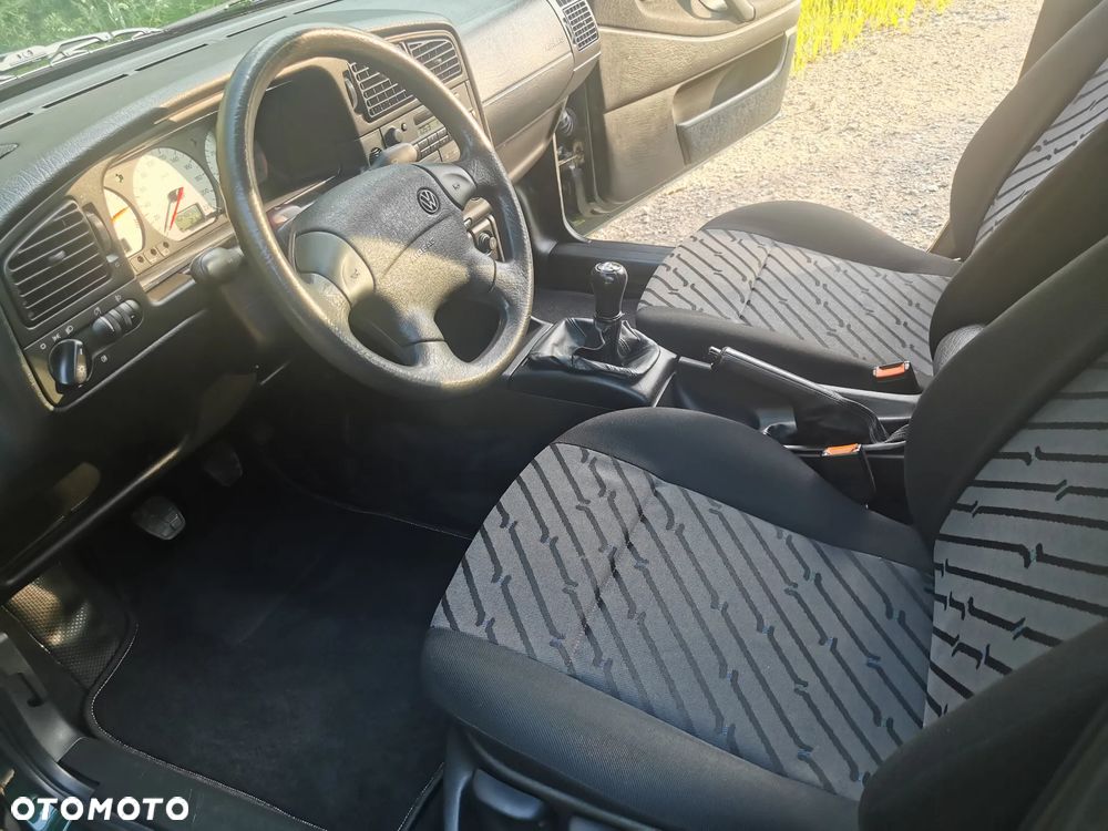 Volkswagen Passat 1.8 GL - 28