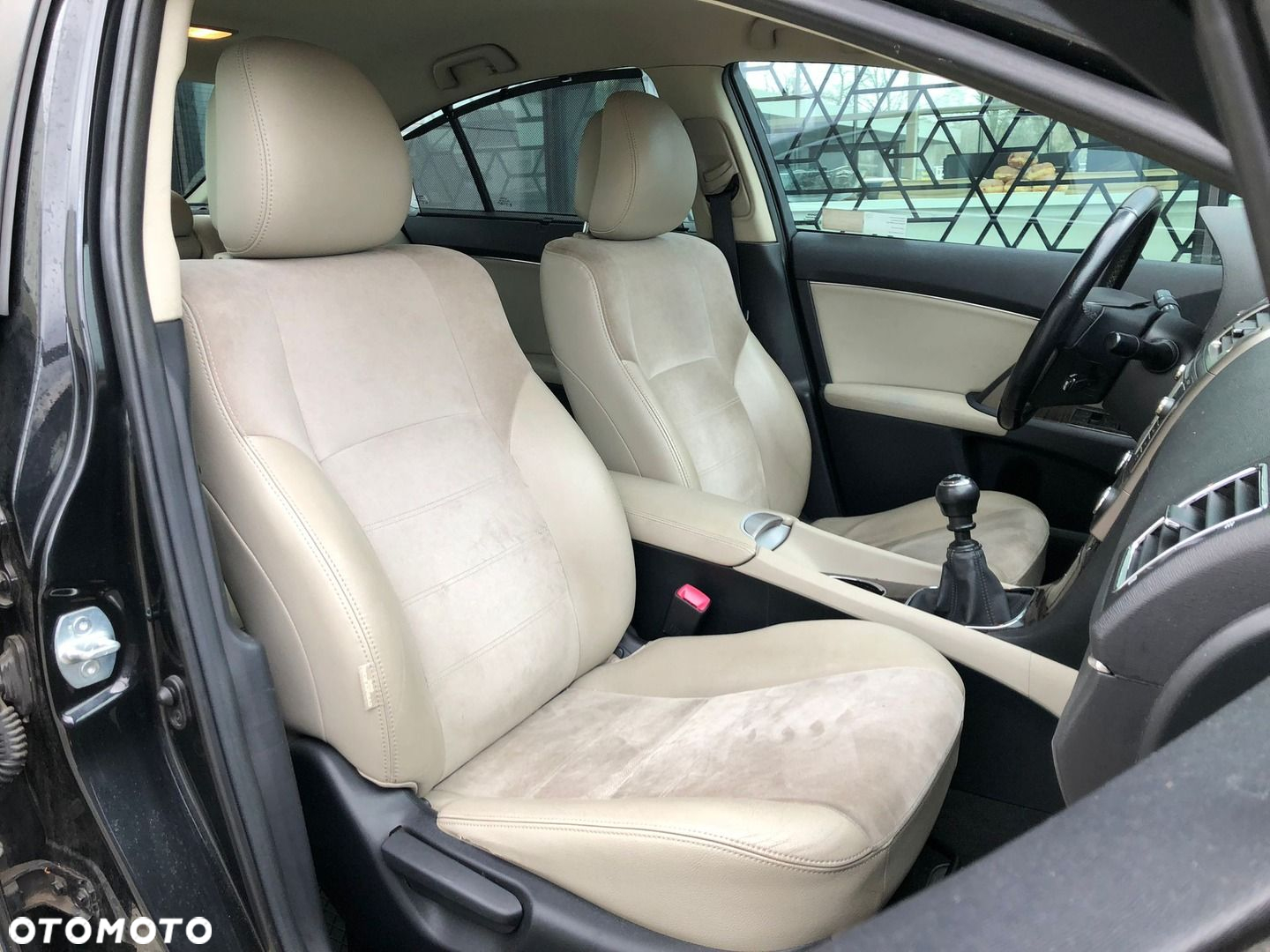 Toyota Avensis 1.8 Premium EU5 - 17