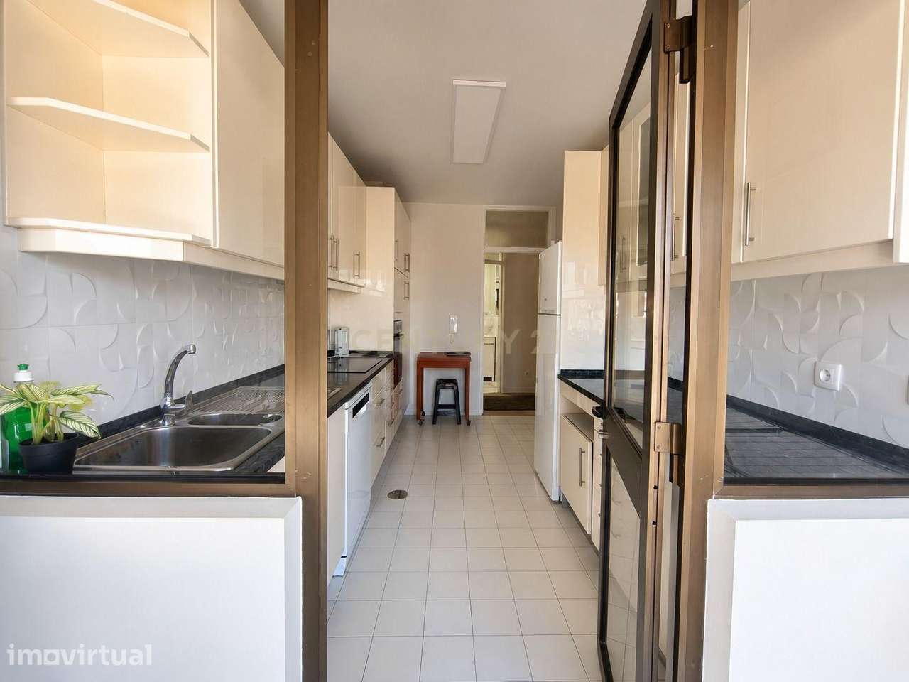 Apartamento T2 com 110m2 Renovado, Lug. Garagem ao Marquês - Grande imagem: 5/22