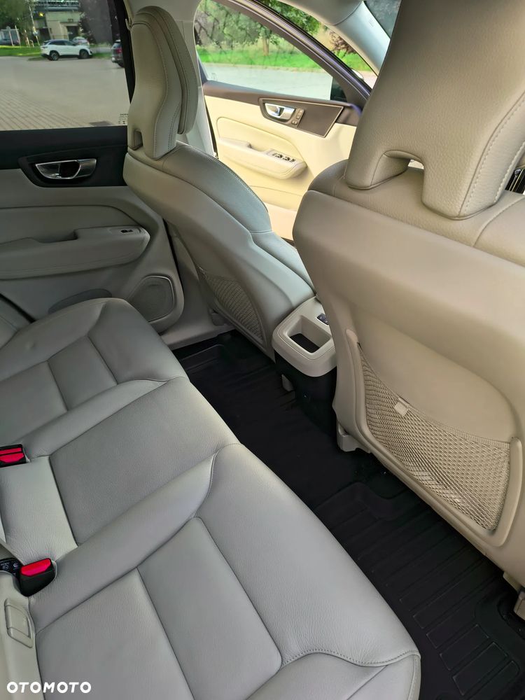Volvo XC 60 B4 B Plus Dark - 16