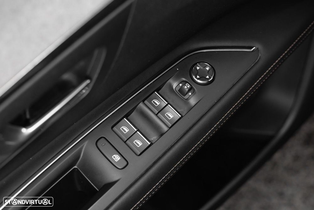 Peugeot 3008 1.6 Hybrid GT Pack e-EAT8 - 31