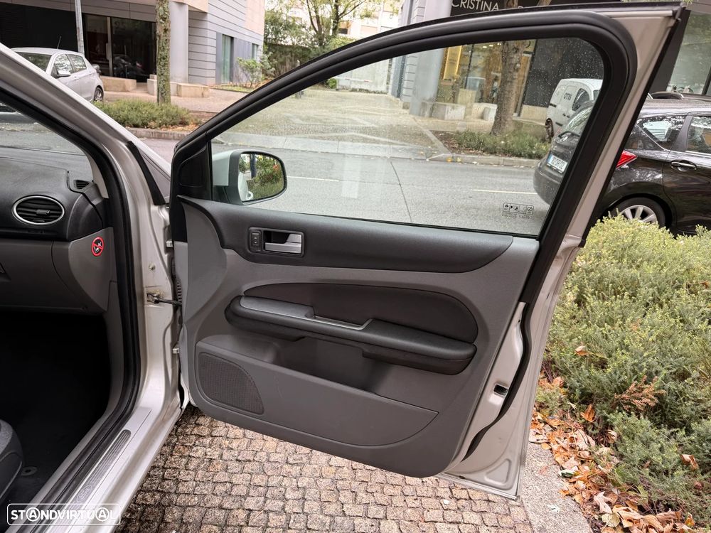 Ford Focus SW 1.6 TDCi Ghia - 16