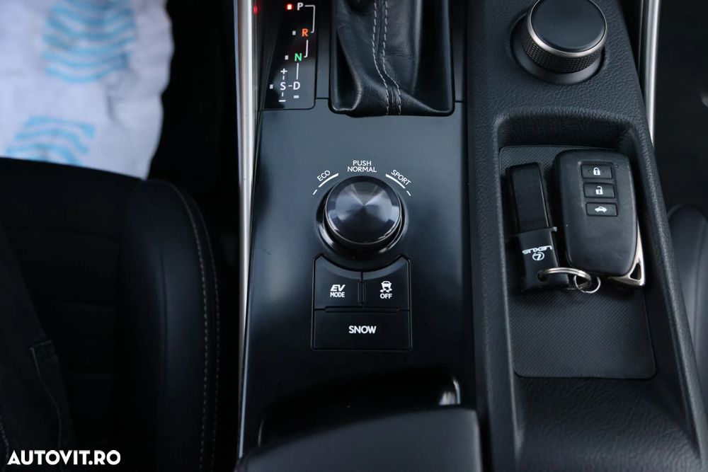 Lexus Seria IS 300h Aut. Executive - 27