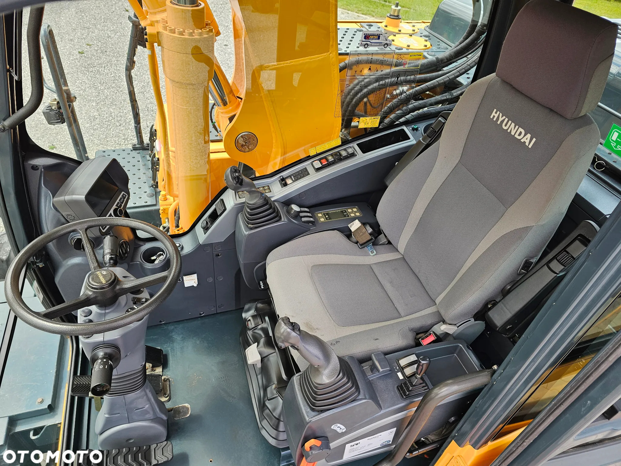 Hyundai 140 W 9 A - 25