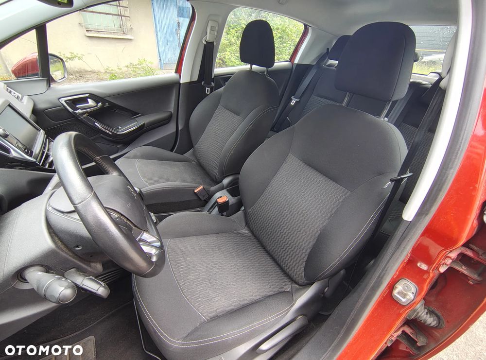 Peugeot 208 - 18