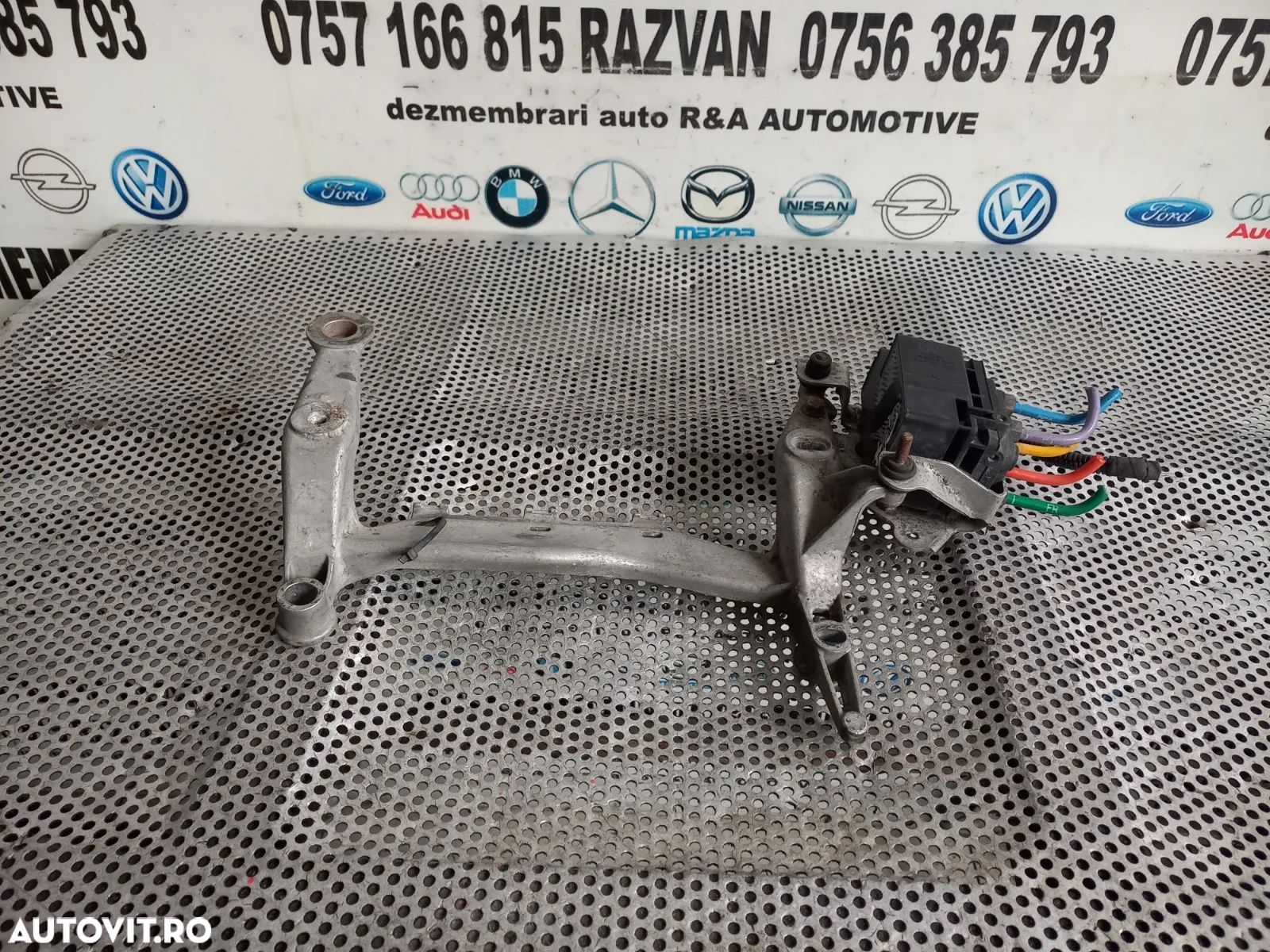 Bloc Valve Suspensie Pneumatica Audi Q7 4L Vw Touareg - Dezmembrari Arad - 1