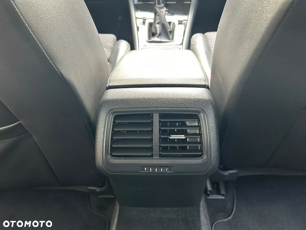 Volkswagen Golf Variant 2.0 TDI BlueMotion Technology Highline - 22