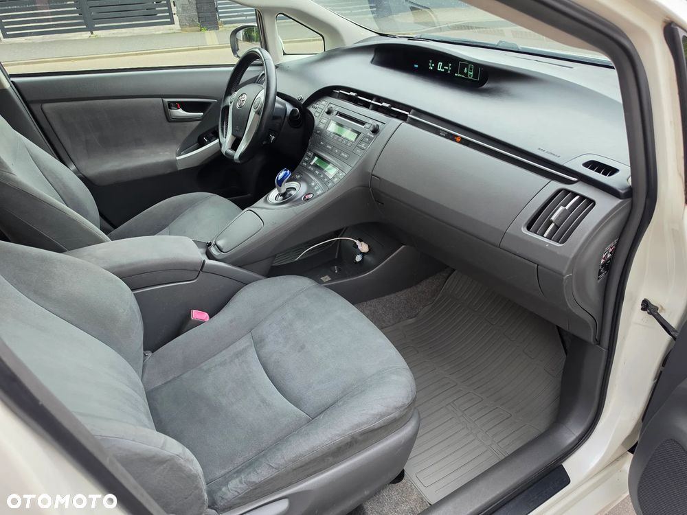 Toyota Prius 1.8 HSD Sol - 18