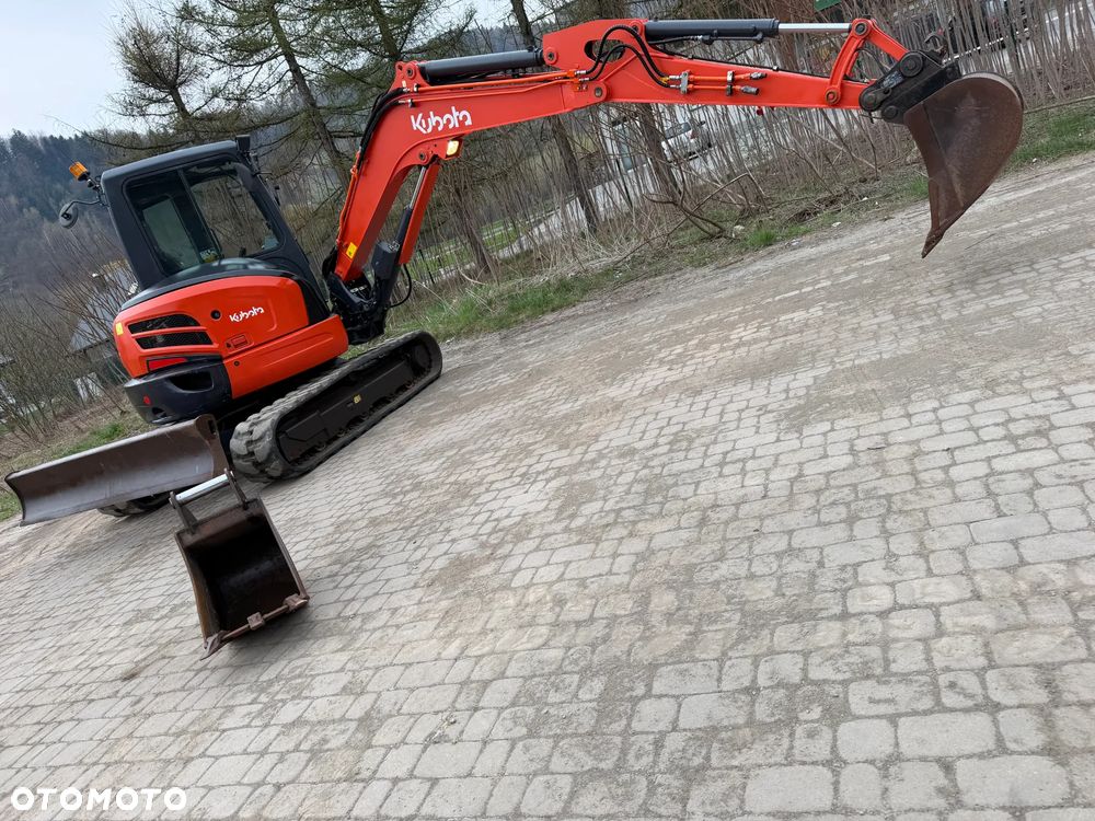 Kubota U55-4. koparka 5,5 tony. 2016 rok. 2300 mtg! KLIMATYZACJA. Długie ramie plus! 3sekcje Hydrauliczne. zamki na tłokach. Koparka Jak nówka sztuka. Zadbana zero zużycia. Z gospodarstwa Norweskiego. Zmiana łyżek Hydrauliczna. LENHOFF. Ani deka luzów wycieków. Szybka wolna jazda. Gąski perfekt stan. OKAZJA TANIO. Aktualna Dekra. Po serwisach eksploatacyjnych. Mocny silnik Kubota 4 cylindry! Zamki na tłokach. Wielka Okazja - 24